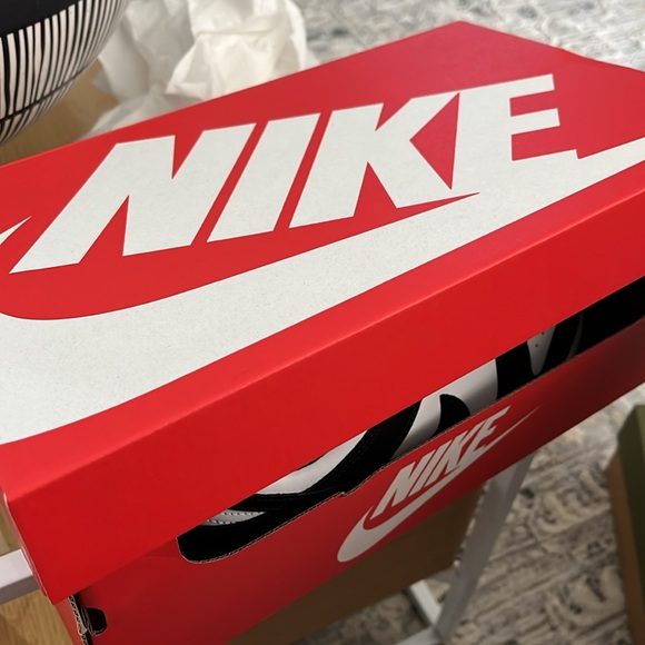 Brand New Nike Dunk Low - Size 8. New in box. - Picture 3 of 3
